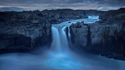 Chute d'eau majestueuse dévalant un terrain accidenté