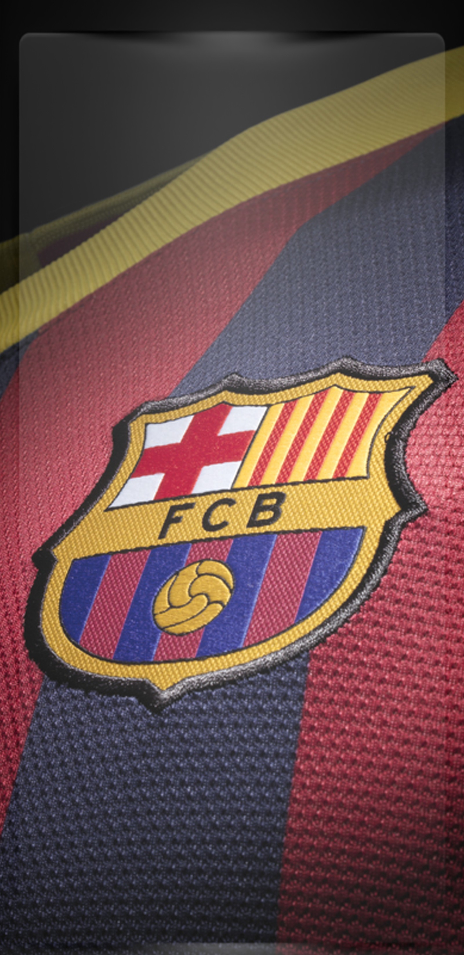 Um close de uma camisa de futebol com um logo nela (fc barcelona, la liga, barcelona, têxtil, roupa esportiva)