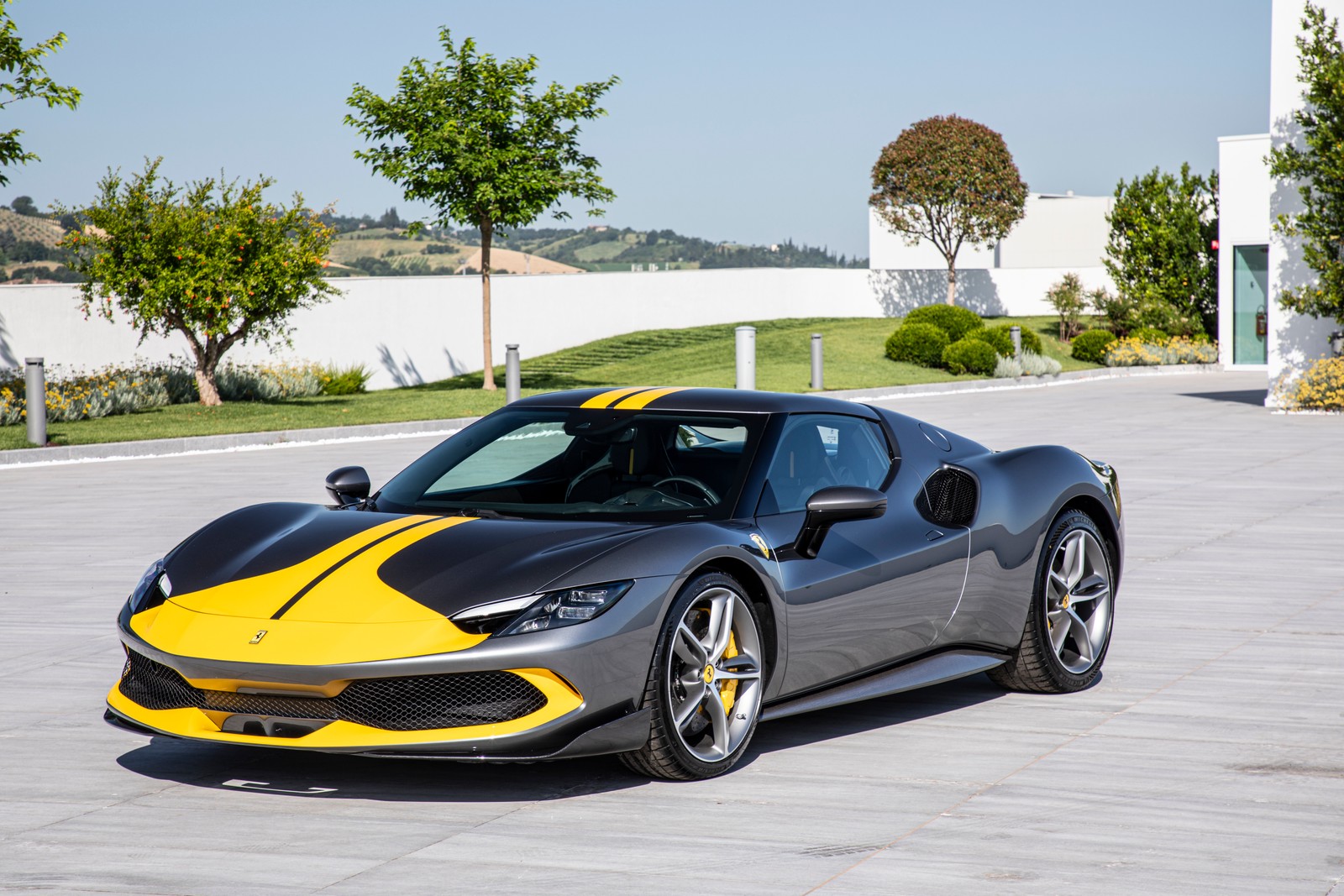 Une voiture de sport jaune et noire garée dans un parking (ferrari 296 gtb assetto fiorano, supercars, fibre de carbone, 2022, 5k)