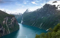 Vista deslumbrante do fiorde de Geiranger cercado por montanhas majestosas e águas glaciares