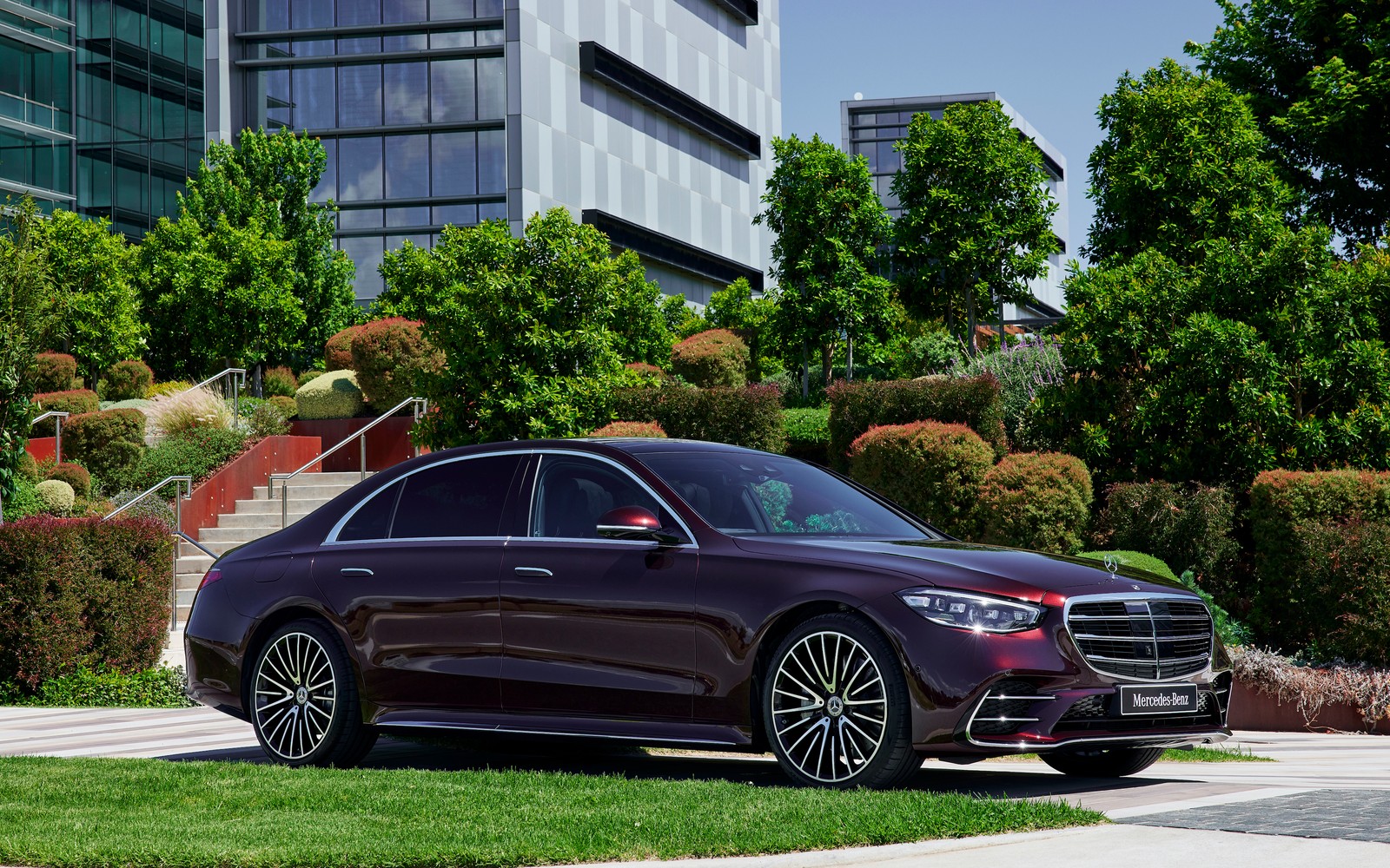 Un mercedes s-class púrpura estacionado frente a un edificio (mercedes benz s 450 4matic amg line, 2021, coches, fondo de pantalla 4k)