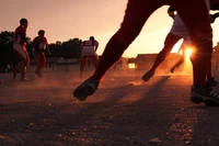 Prática de futebol dinâmica ao pôr do sol