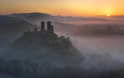 Lever de soleil sur les hauts plateaux brumeux avec des ruines anciennes