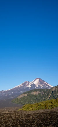 Majestätische Berggipfel unter einem klaren blauen Himmel