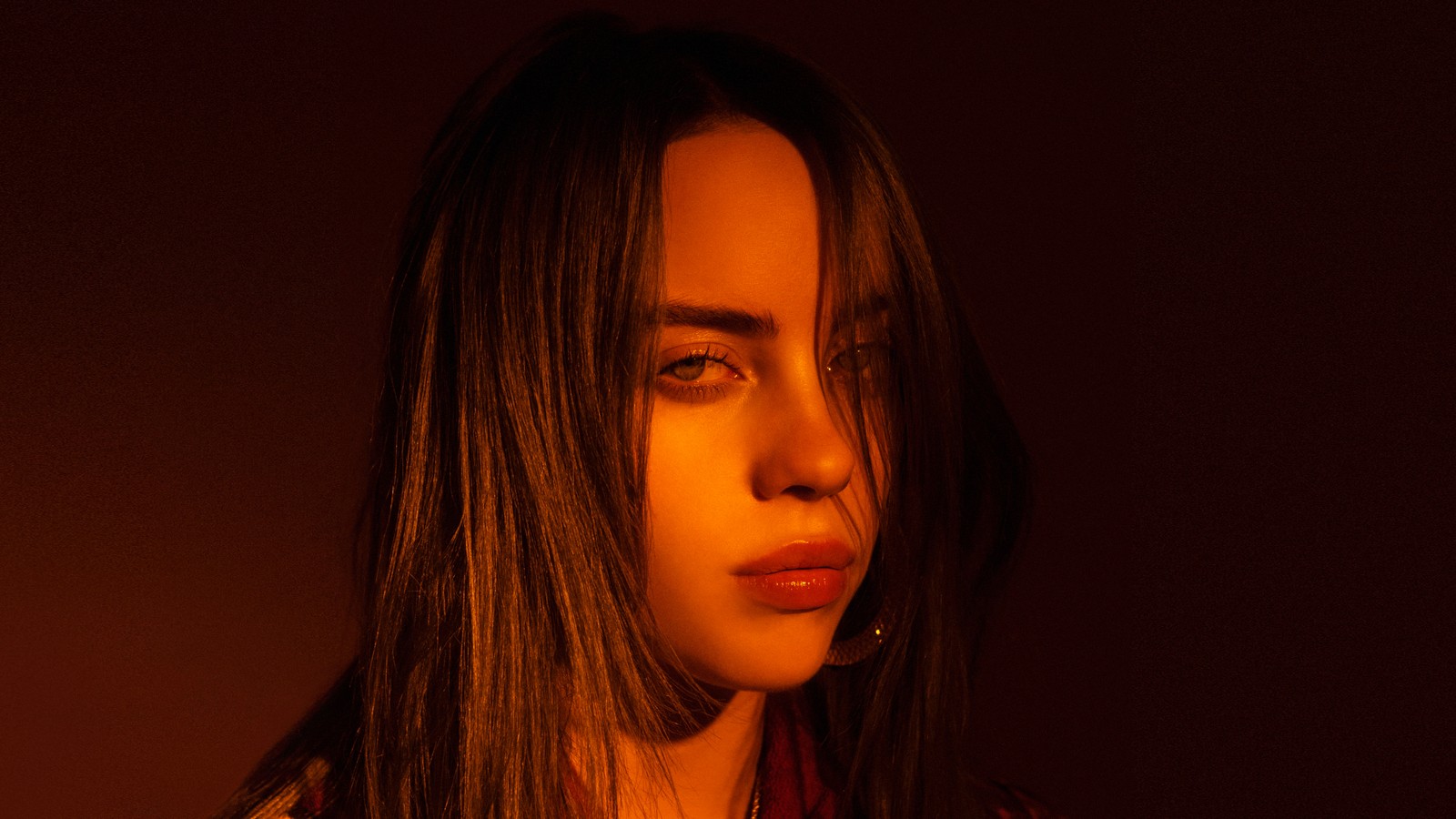 Eine arabische frau mit langen haaren und einem roten schal, die wegschaut (billie eilish, nahaufnahme, porträt, 5k, musik)