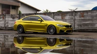 BMW M4 amarelo refletindo elegância e desempenho