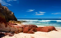 Paisagem costeira vibrante com penhascos e ondas suaves