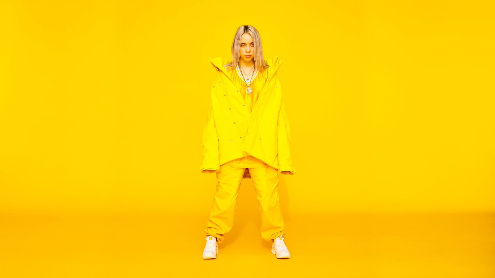 Женщина в желтом дождевике стоит на желтом фоне (billie eilish, певец, знаменитость, девочки)