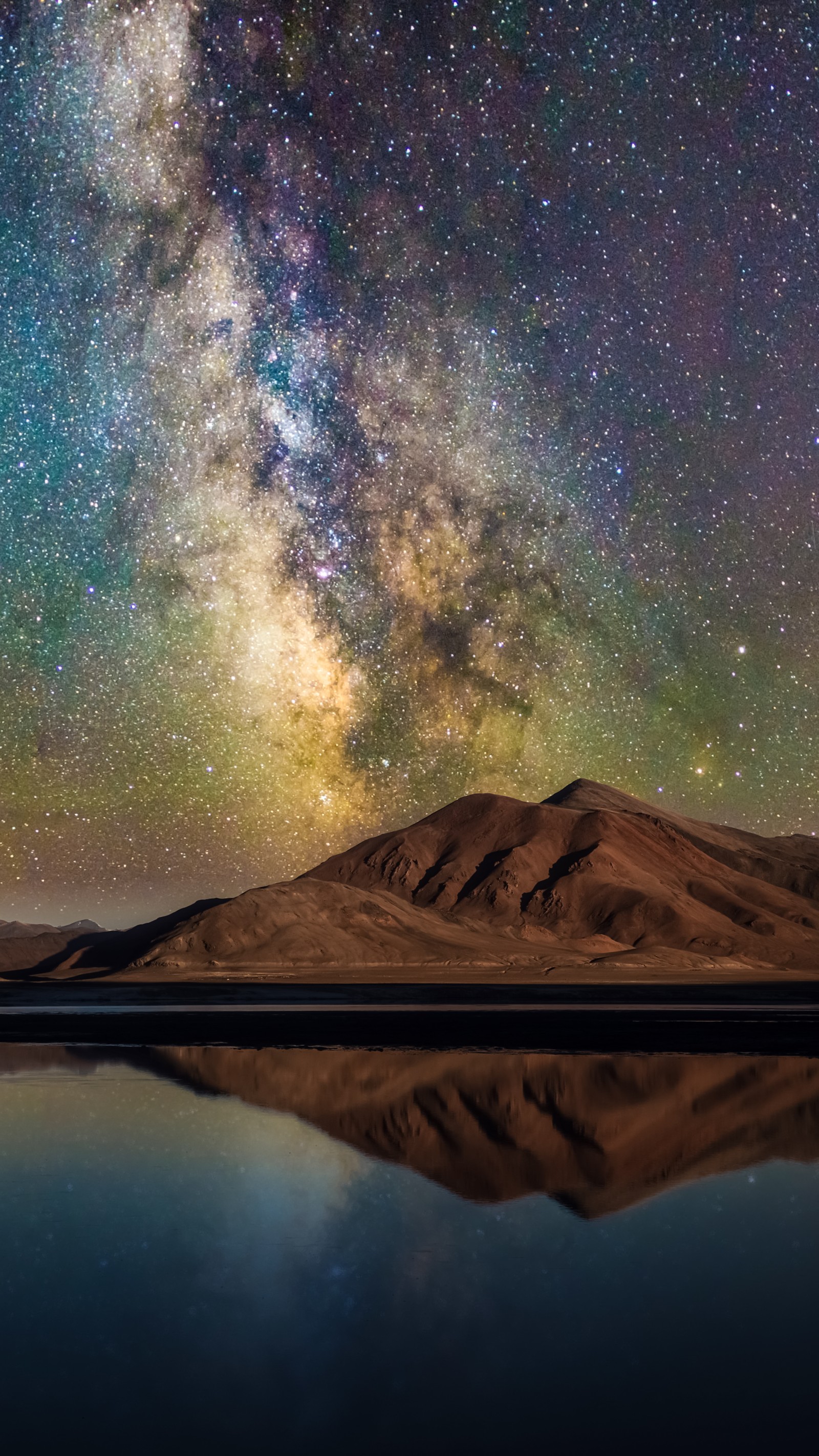 Leite sobre uma montanha se refletindo em um lago com uma montanha ao fundo (água, atmosfera, montanha, ecorregião, natureza)