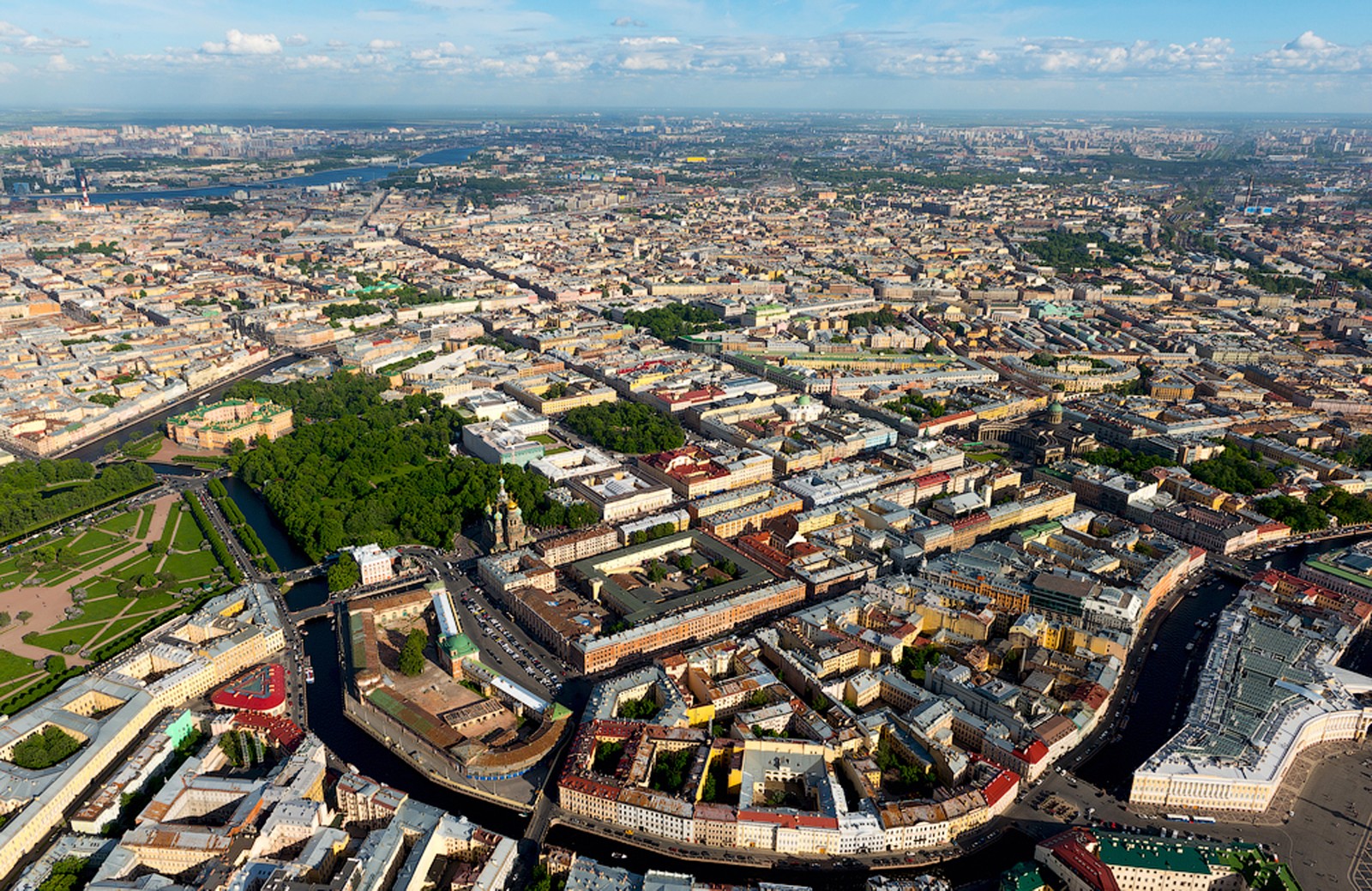 Vue d'une ville avec une rivière qui la traverse (zone urbaine, venise, ville, zone résidentielle, banlieue)