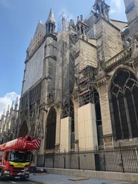 Notre-Dame de Paris: Restaurierung der gotischen Architektur mit Türmchen und Gerüsten