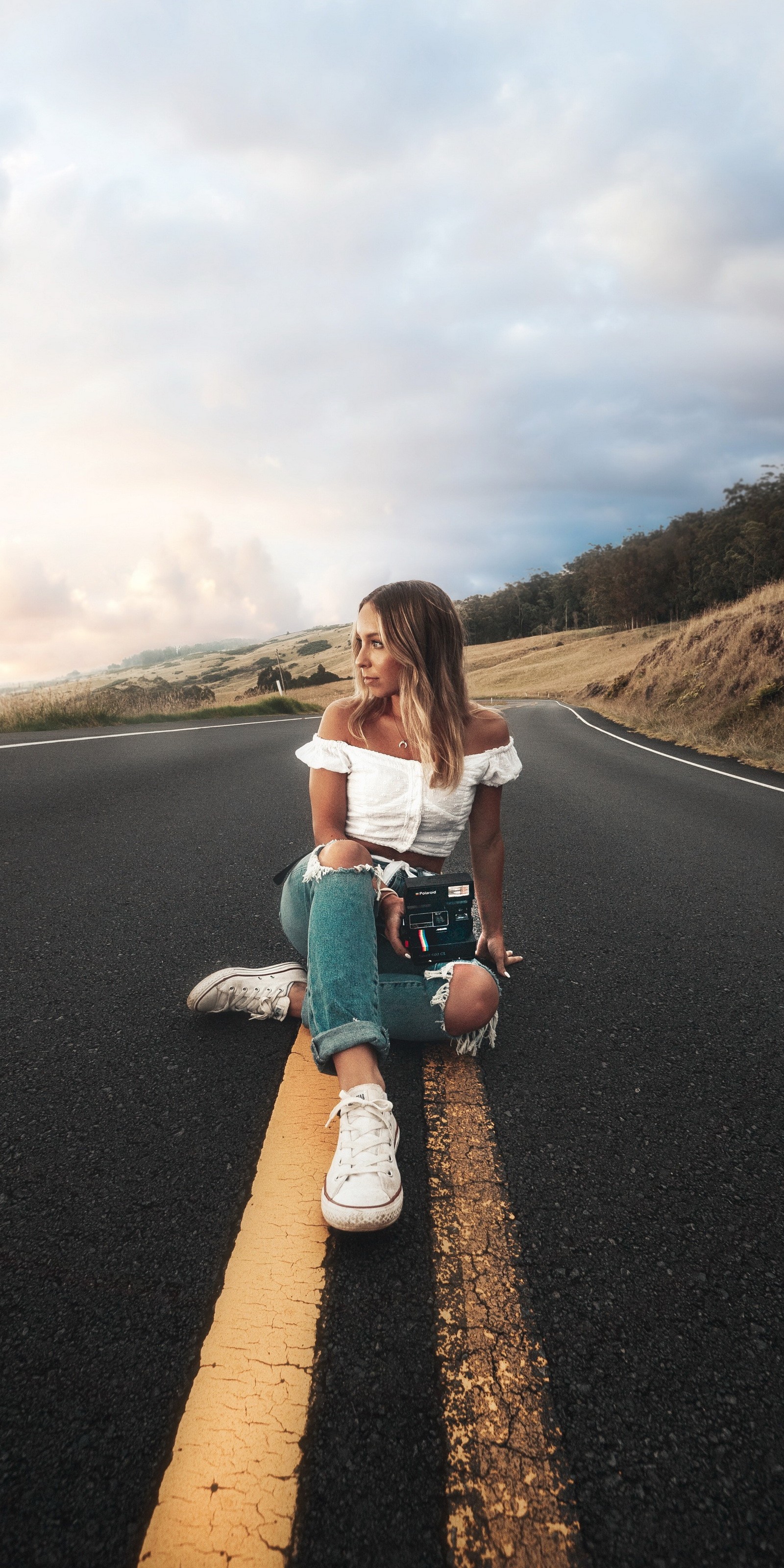 Mujer árabe sentada al lado de la carretera con su perro (nube, planta, cuerpo humano, gente en la naturaleza, asfalto)