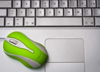 Grüne Logitech-Maus auf der Apple MacBook Pro-Tastatur