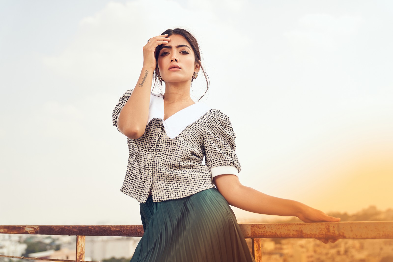 Une femme debout sur un balcon avec une main sur la tête (rashmika mandanna, belle actrice, actrice indienne, 2021, séance photo)