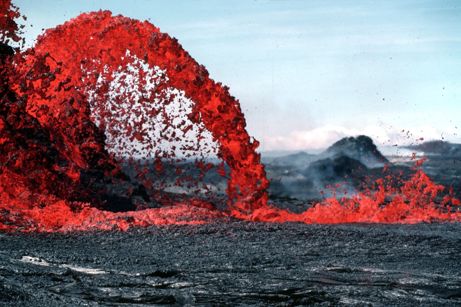 Nahaufnahme eines großen roten lavafontänen, die in die luft spritzt (lava, vulkan, fels, explosives material, arten von vulkanausbrüchen)