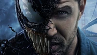 Eddie Brock se fundindo com Venom, exibindo um design de rosto dividido contra um fundo dramático.