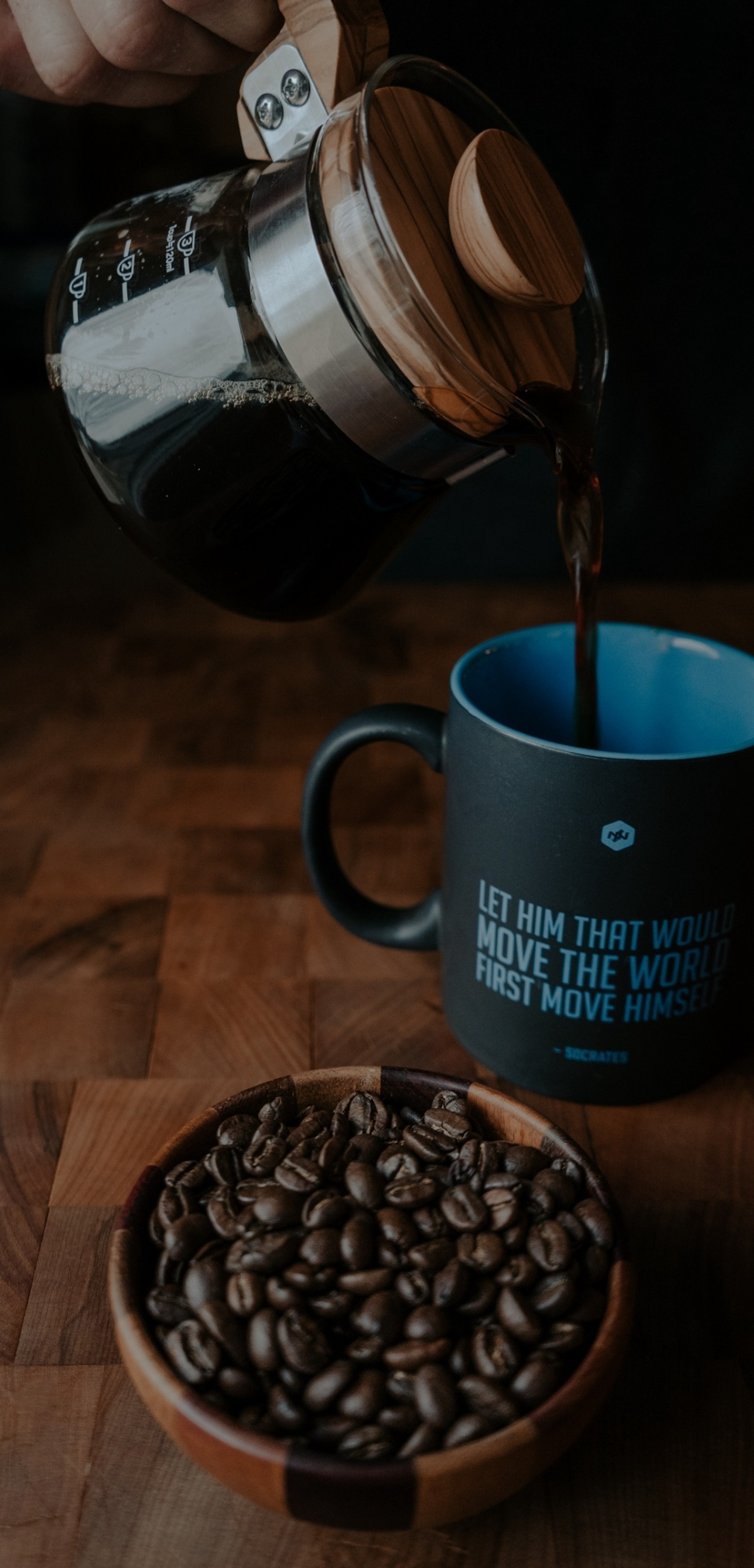 Alguien está vertiendo café en una taza con una cuchara de madera (2019, café, papá, buen, buenos días)