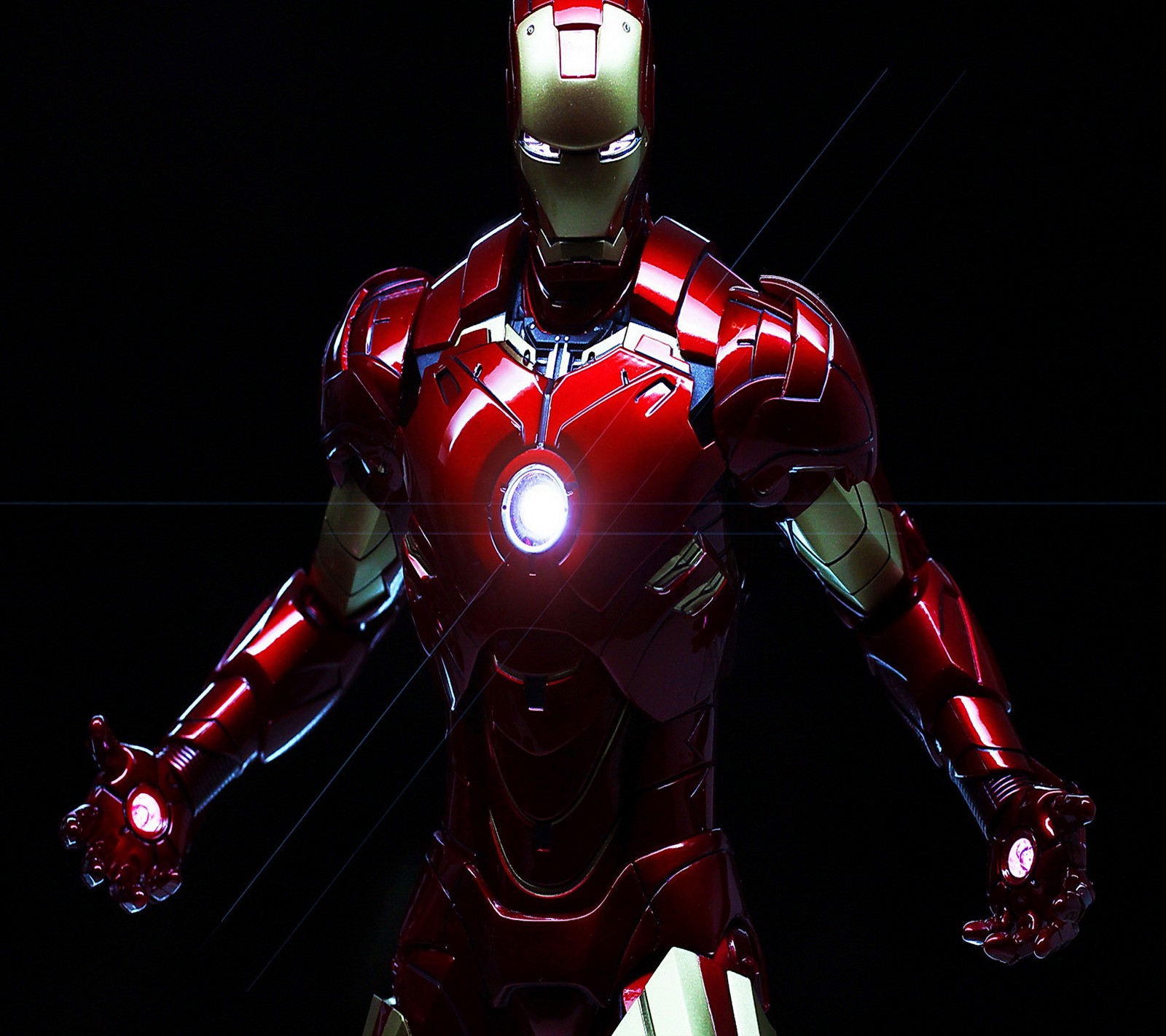 Un primer plano de una estatua de iron man con una luz encendida (iron man 3, superhéroe cómics de marvel)