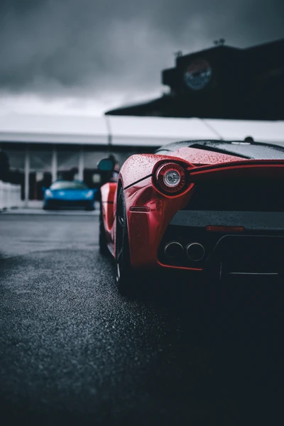 Elegante coche deportivo Ferrari con gotas de lluvia en su exterior brillante