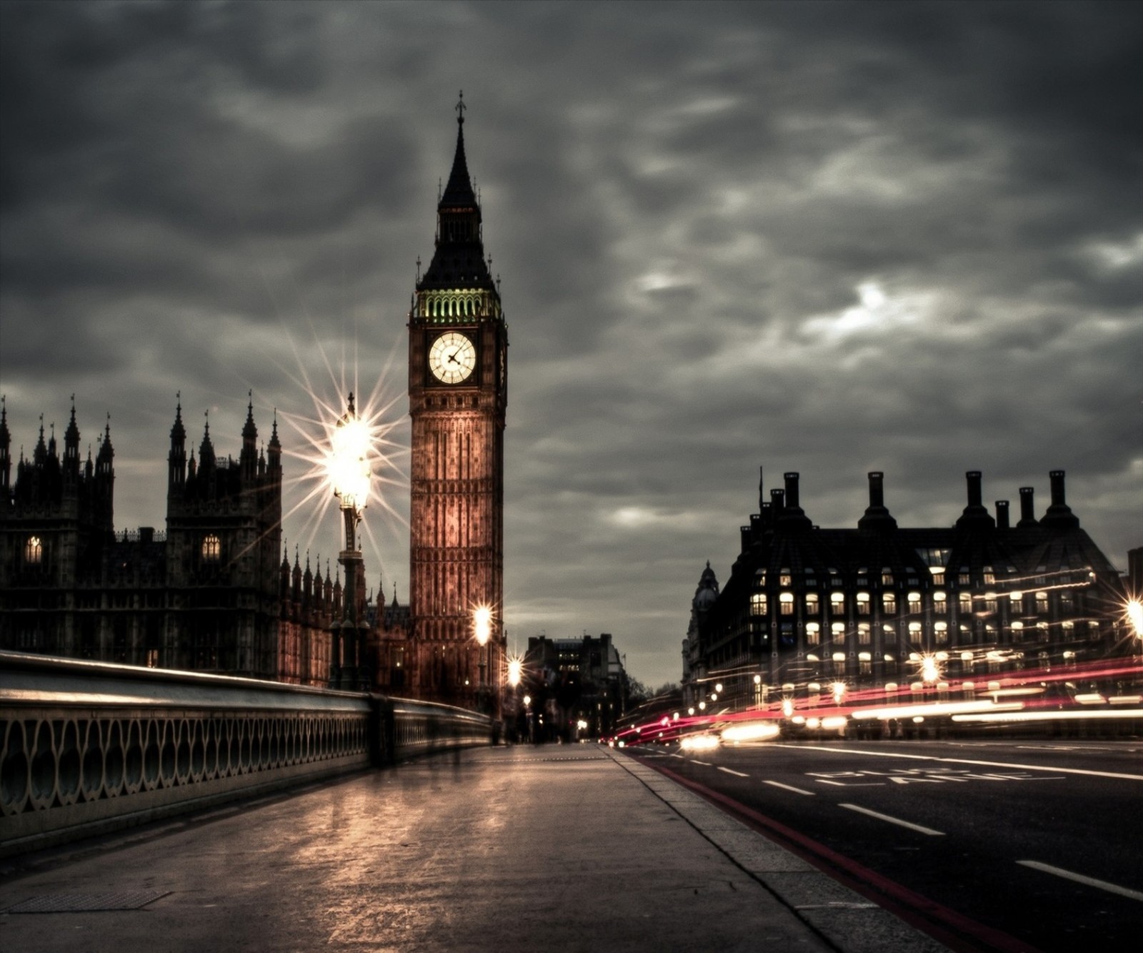 Vista aérea de uma torre do relógio com um céu escuro ao fundo (big ben, londres, london)