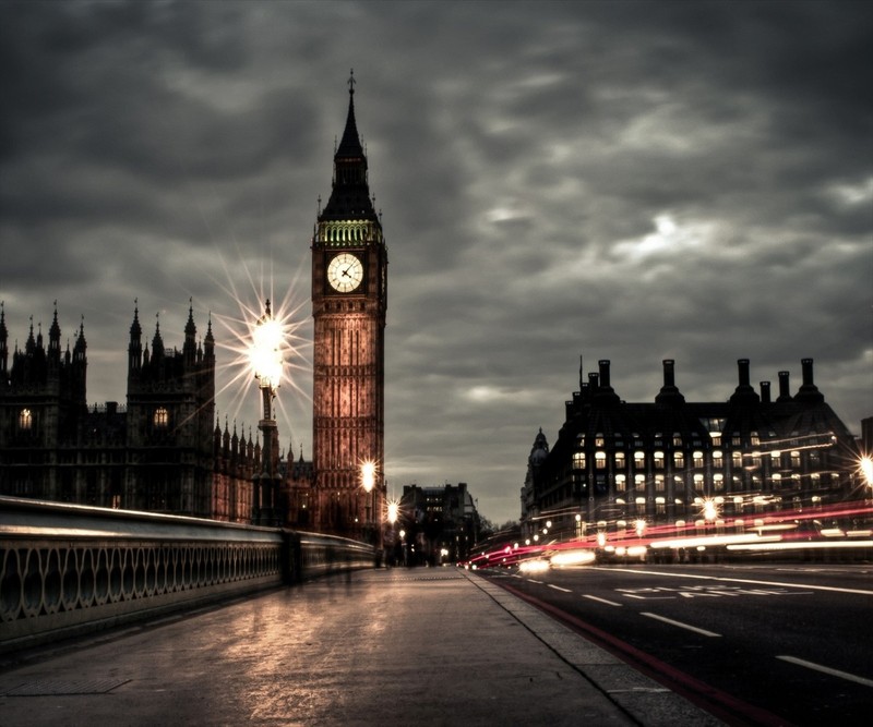 Вид сверху на часовую башню на фоне темного неба (биг бен, big ben, лондон, london)