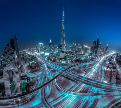 Paisagem urbana azul brilhante: Vista noturna das luzes e estradas urbanas