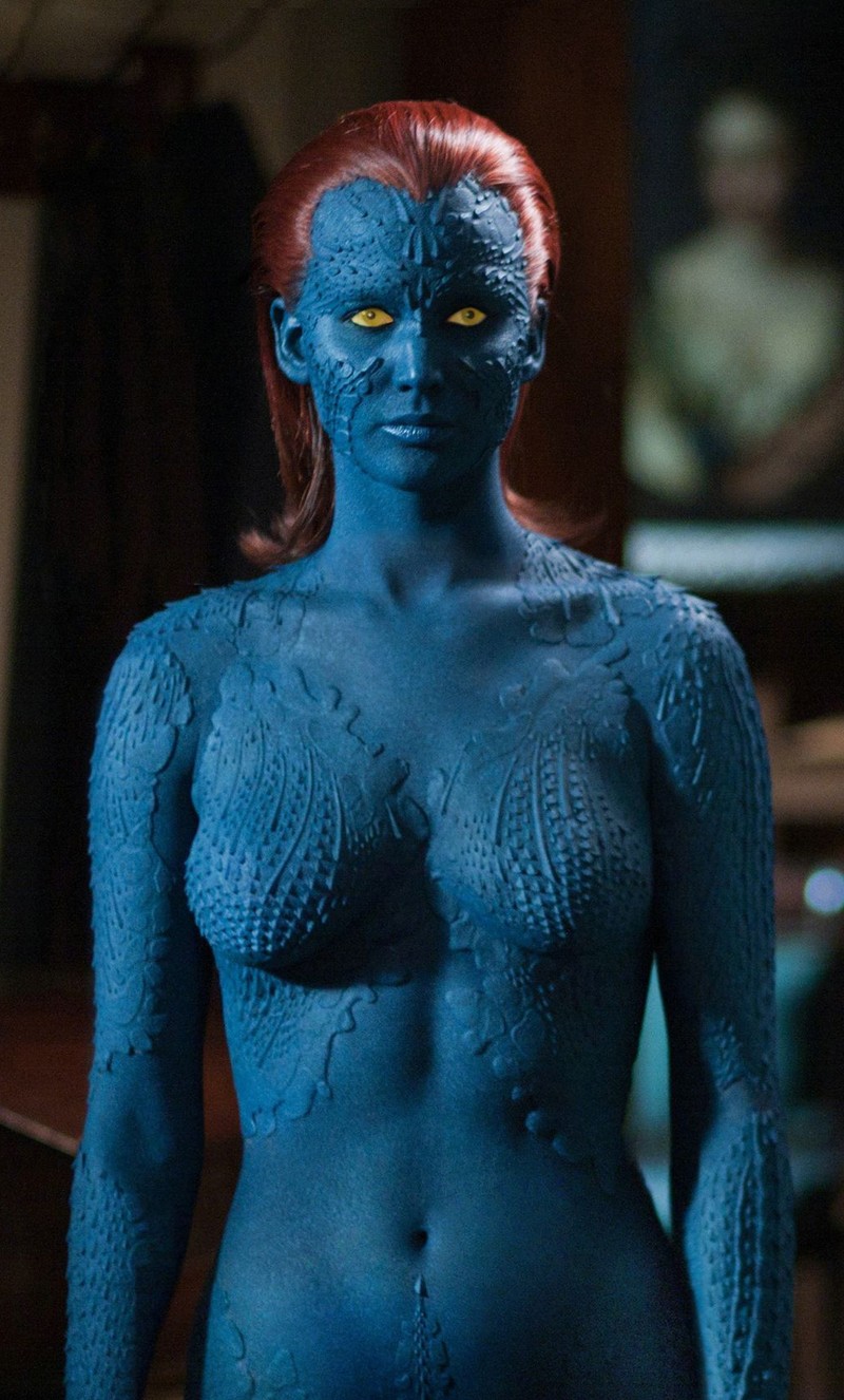 Um close de uma mulher com tinta azul em seu corpo (mística, mystique, corvo)