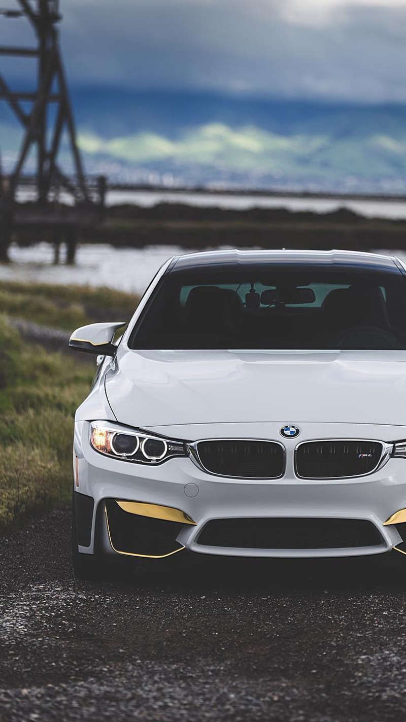 Крупный план белого автомобиля, припаркованного на гравийной дороге. (авто, bmw, машина, купе, f82)