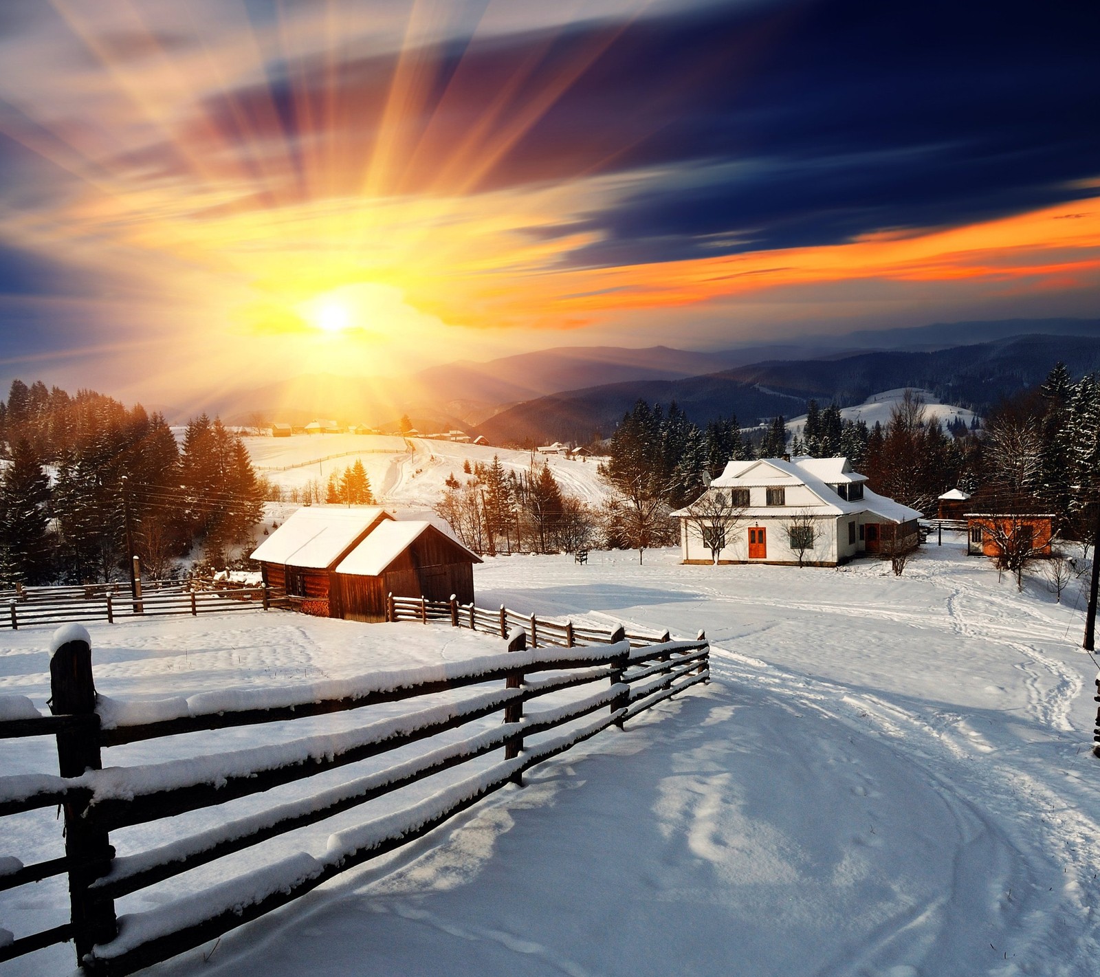 Vue altérée d'un paysage enneigé avec une clôture et une maison (paysage, neige, coucher de soleil, hiver)