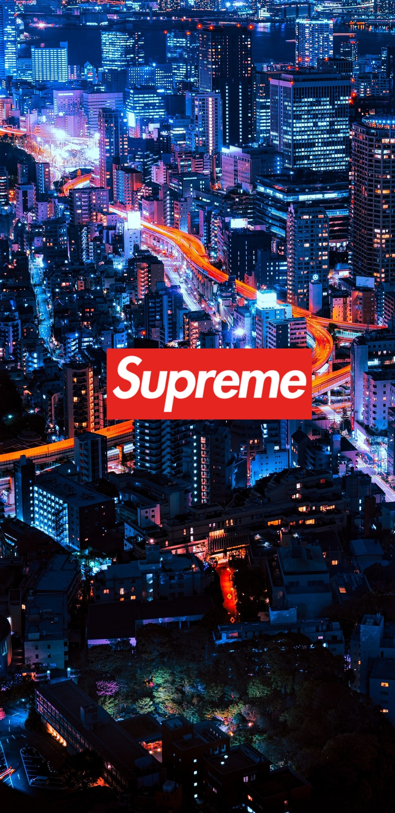 Um close de uma cidade à noite com uma caixa vermelha da supreme (supreme, luz, cidade, noite, eua)