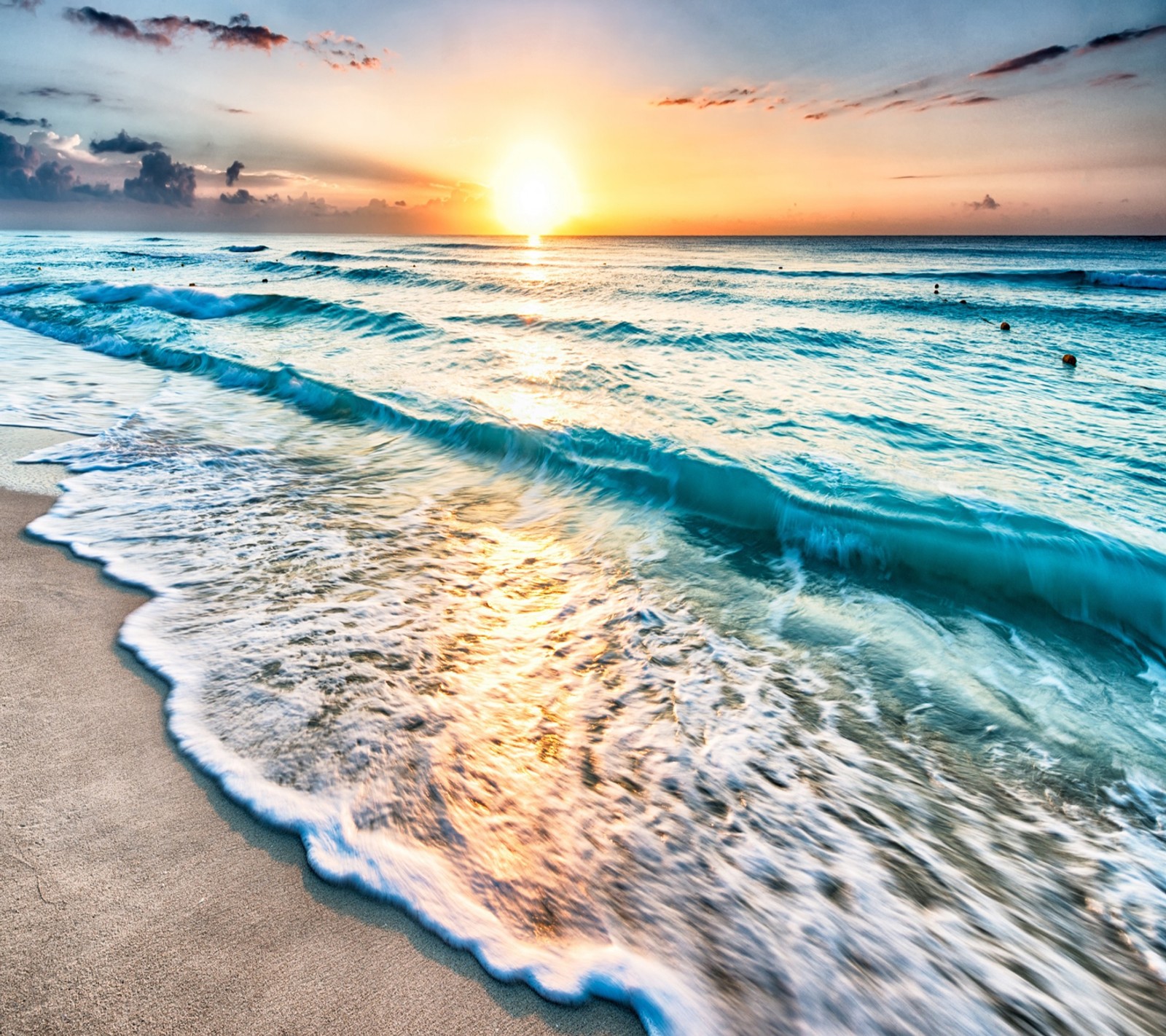 Coucher de soleil sur la plage avec des vagues et des surfeurs dans l'eau (beau, coucher de soleil)