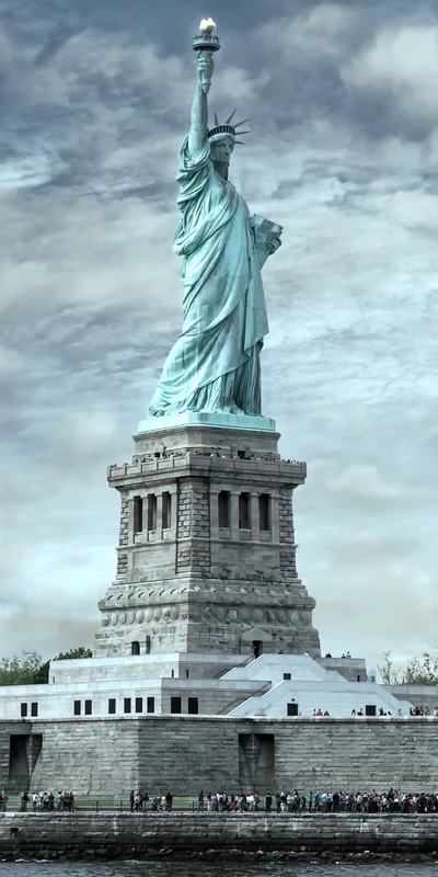 Statue de la Liberté sous des nuages majestueux dans le ciel de New York