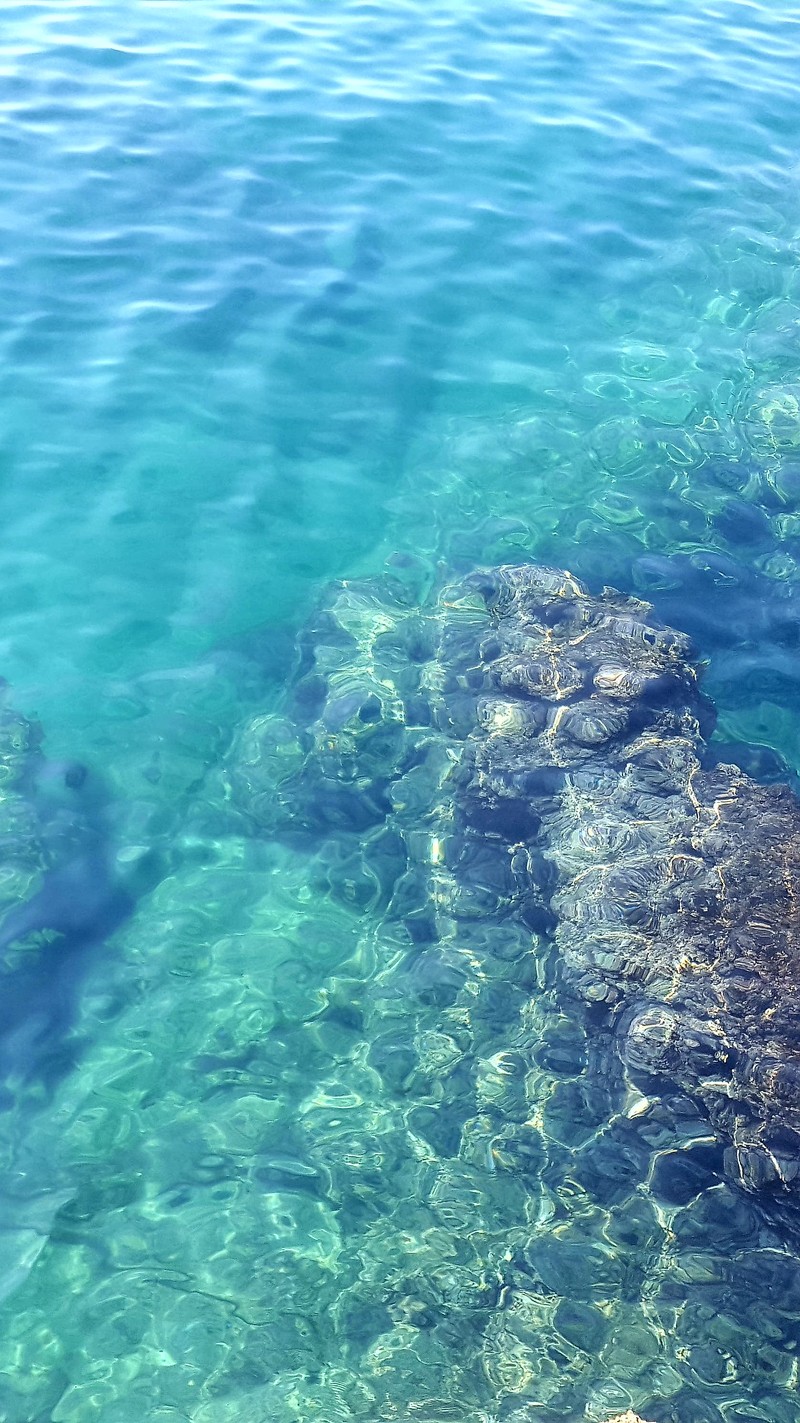 Большая скала в воде с лодкой на заднем плане (аквариум, aquarium, рыба, hd, пейзаж)