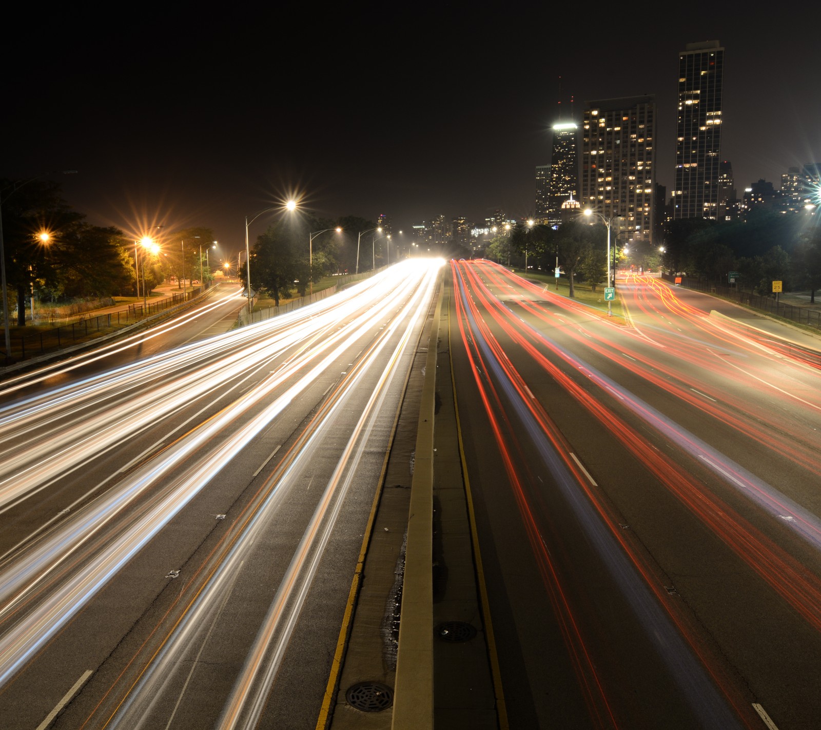 Vista árabe de una carretera con el horizonte de la ciudad de fondo (coches, chicago, ciudad)