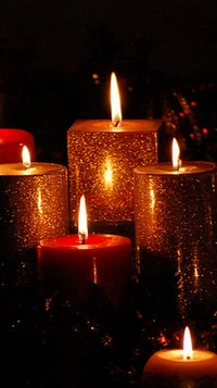 Velas de Natal brilhantes iluminando a temporada festiva