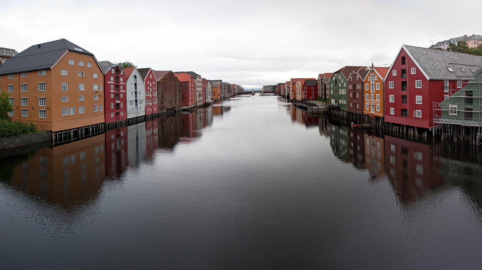 Арафед ряд домов вдоль реки с облачным небом. (берген, bergen, река, канал, водный путь)