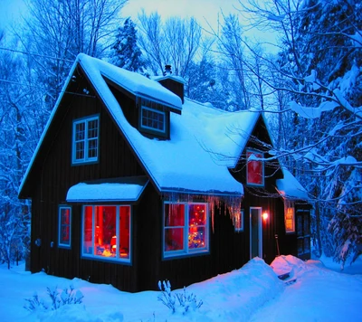 Gemütliche Winterhütte mit warmem Licht inmitten einer verschneiten Landschaft