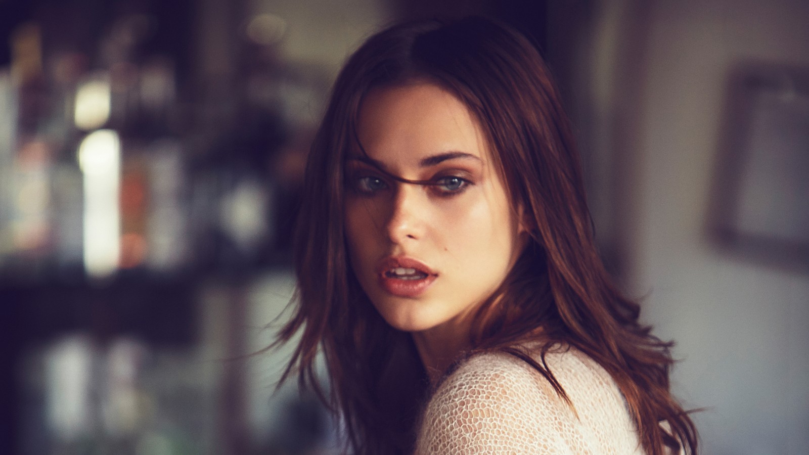 Image d'une femme avec de longs cheveux bruns et un pull (modèle, cheveux, visage, lèvre, beauté)