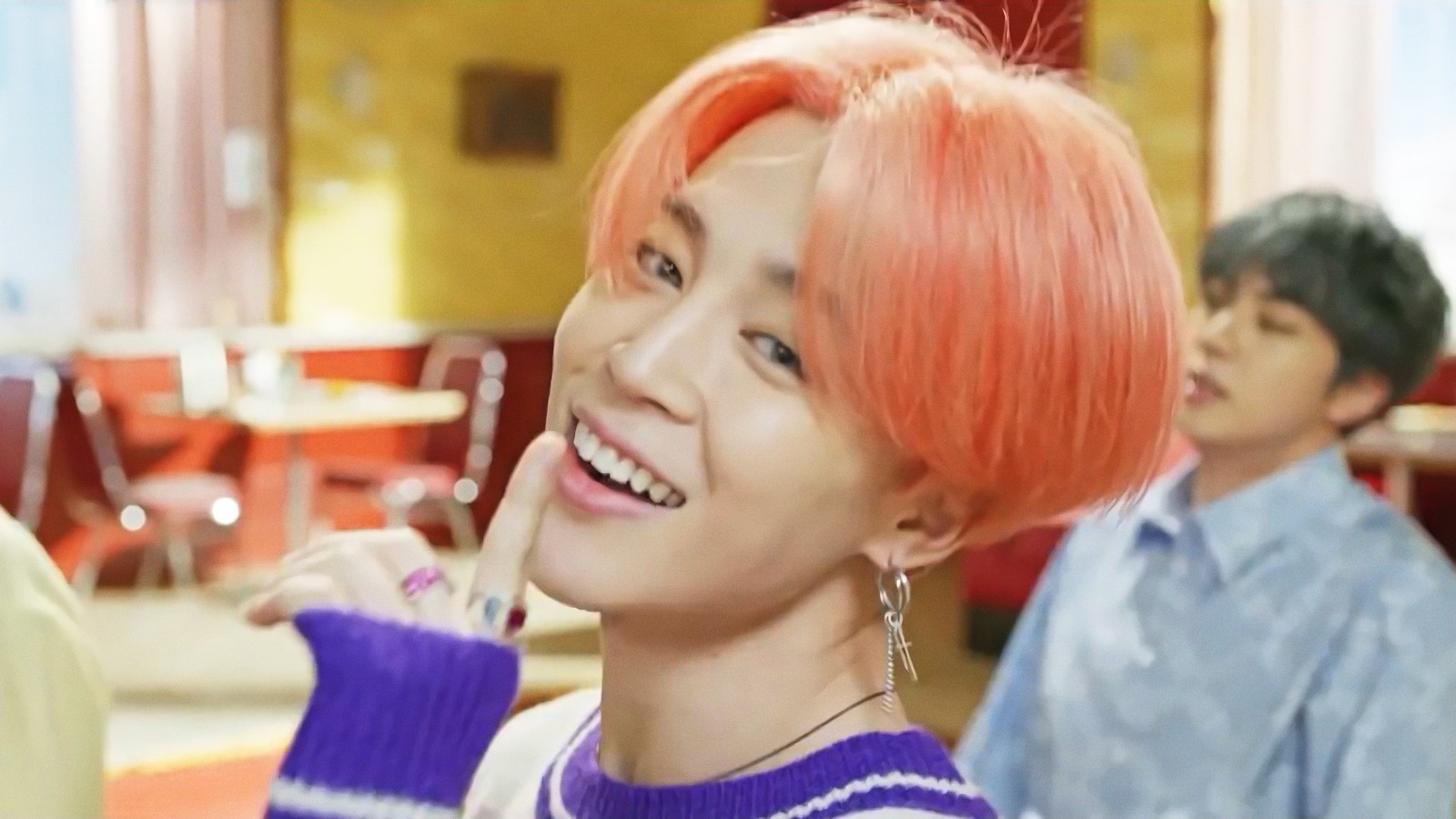 Acercamiento de una persona con cabello rojo y un suéter (jimin, park ji min, bts, bangtan boys, kpop)