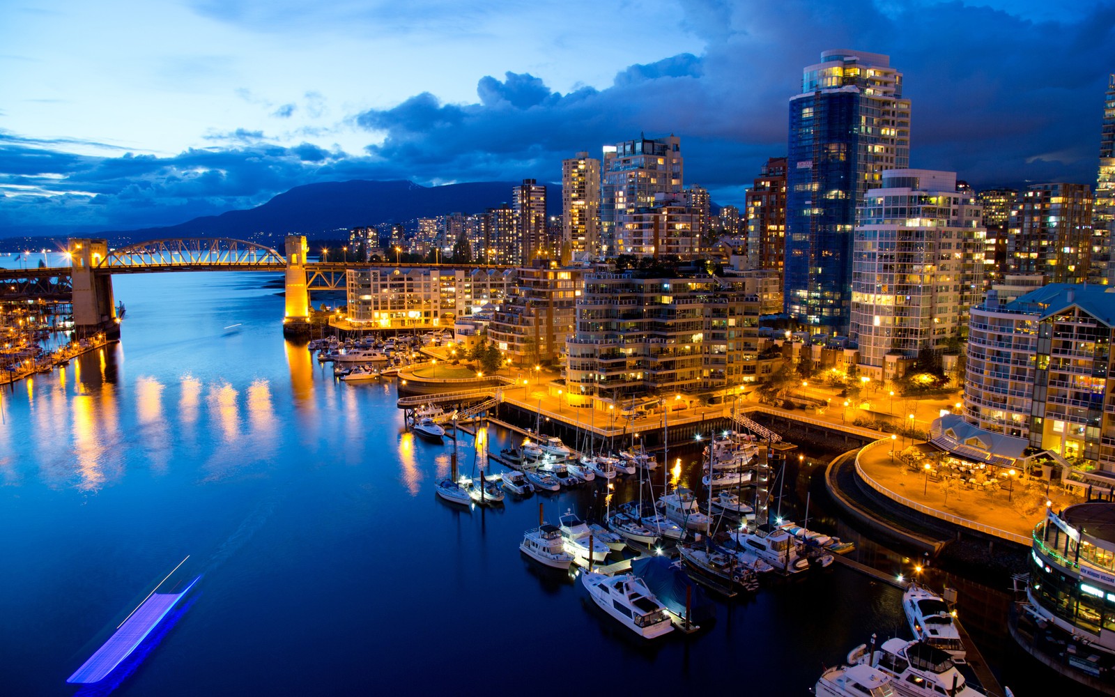 Vista aérea de uma cidade à noite com barcos atracados no porto (vancouver, paisagem urbana, cidade, marina, área urbana)