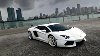 Elegante Lamborghini Aventador branco posando contra um horizonte da cidade.