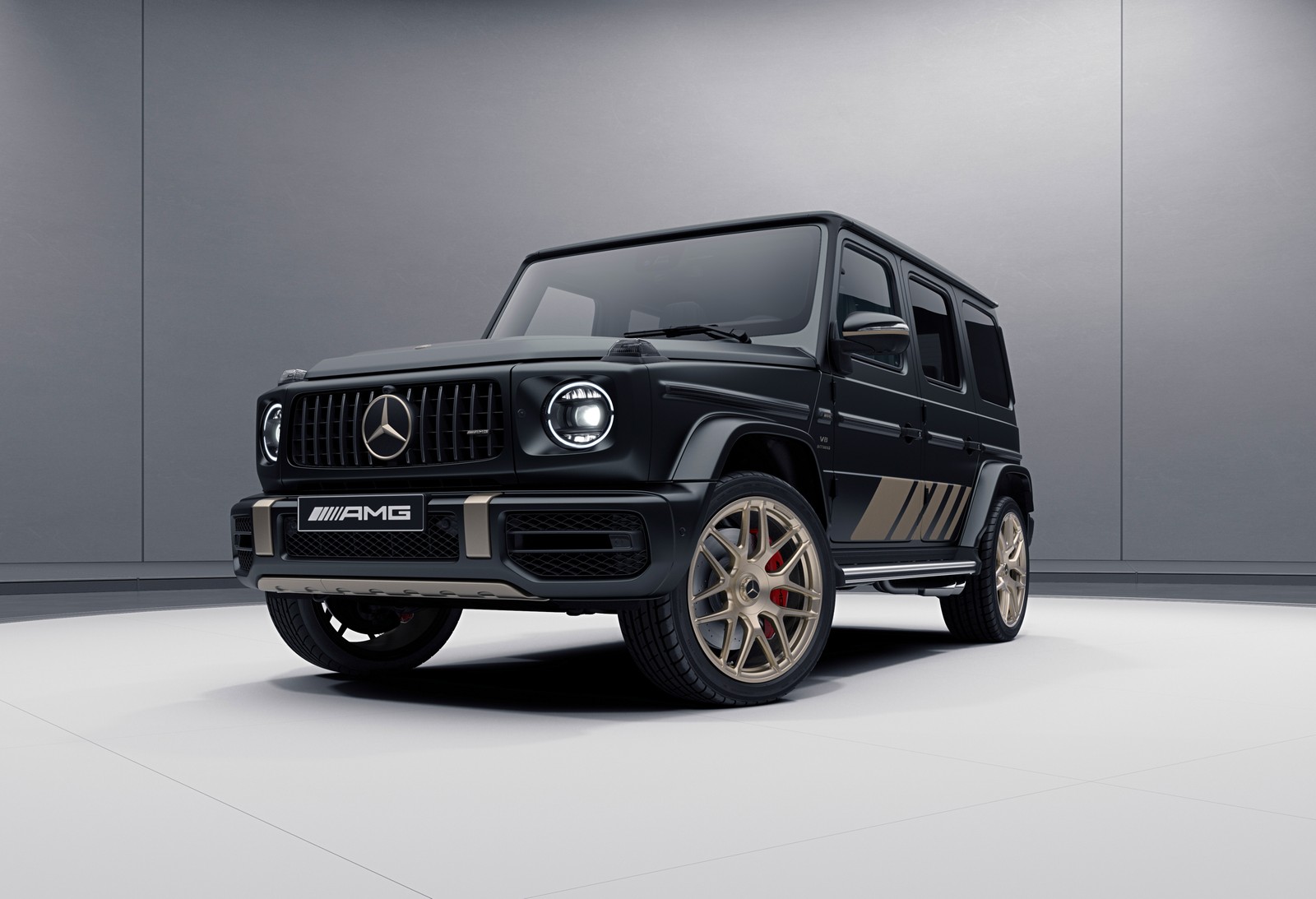 Eine nahaufnahme eines schwarzen mercedes g-klasse, der in einem raum geparkt ist (mercedes benz amg g 63, 2023, 5k, mercedes amg g klasse suv, mercedes amg g class suv)