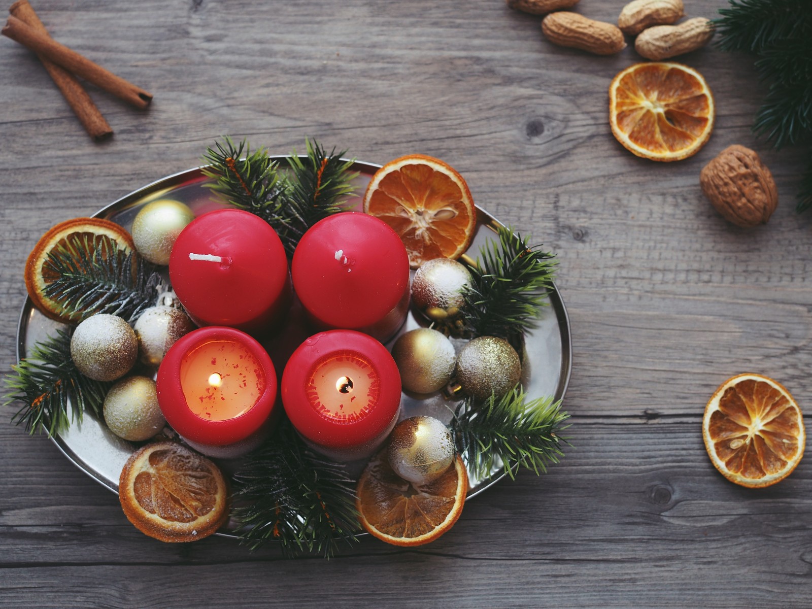 Gros plan d'une assiette de décorations de noël avec des bougies (garniture, bougie, recette, nourriture végétarienne, décoration de noël)