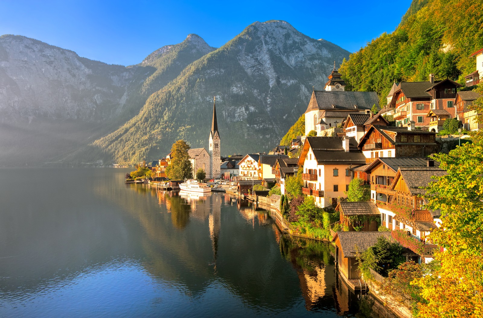 Vista de uma cidade em um lago com montanhas ao fundo (hallstatt, viagem, aldeia montanhosa, natureza, montanha)