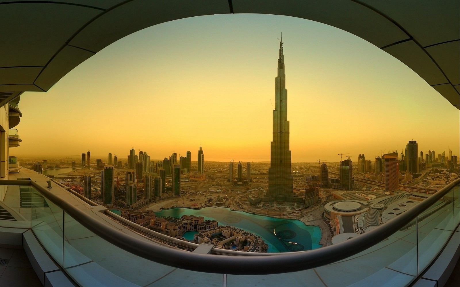 Uma vista de uma cidade de um prédio alto com uma piscina (burj khalifa, cidade, viagem, arranha céus, metrópole)