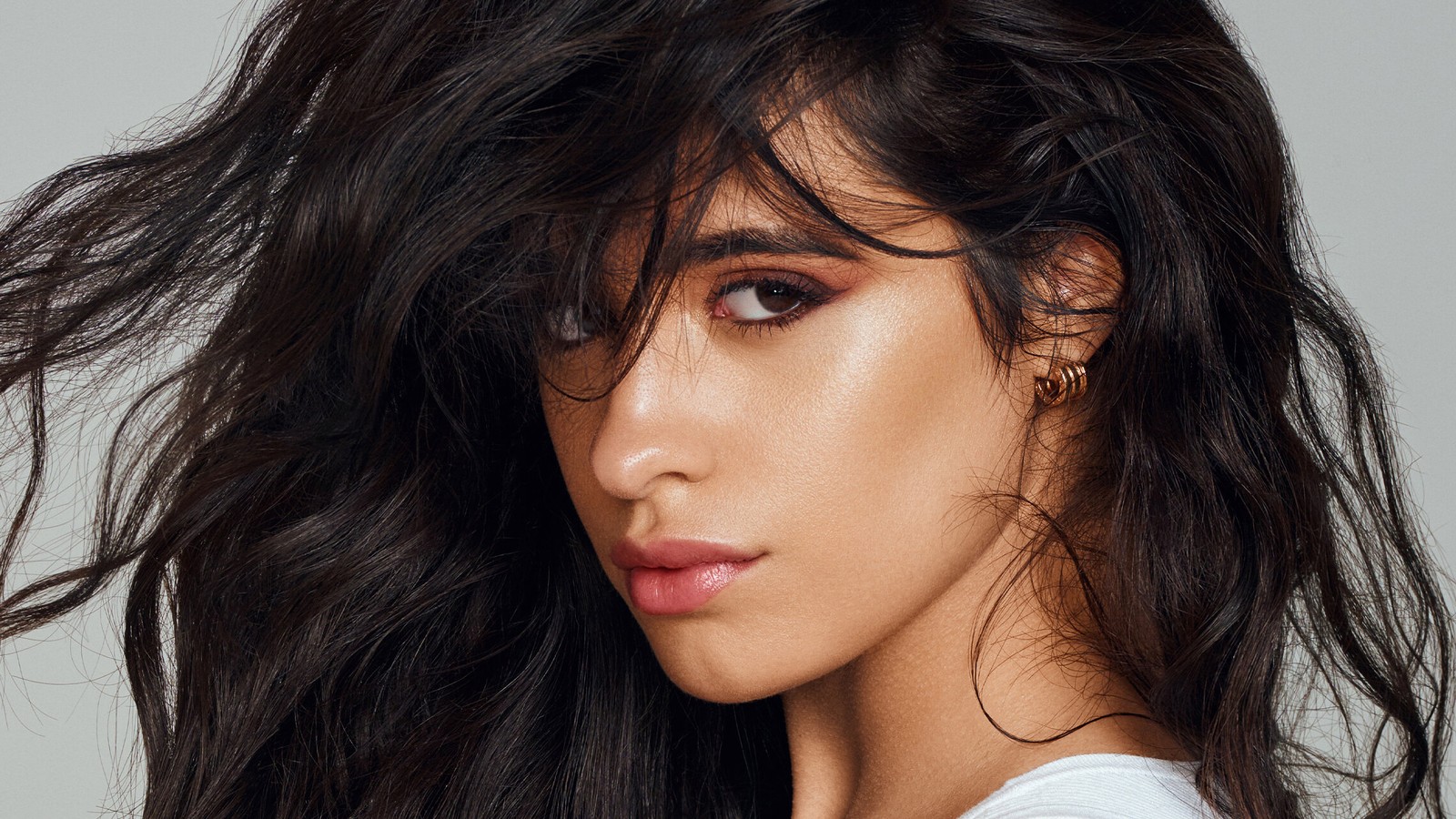 Un gros plan d'une femme avec de longs cheveux noirs et une chemise blanche (camila cabello, chanteur, célébrité, brunette, femmes)