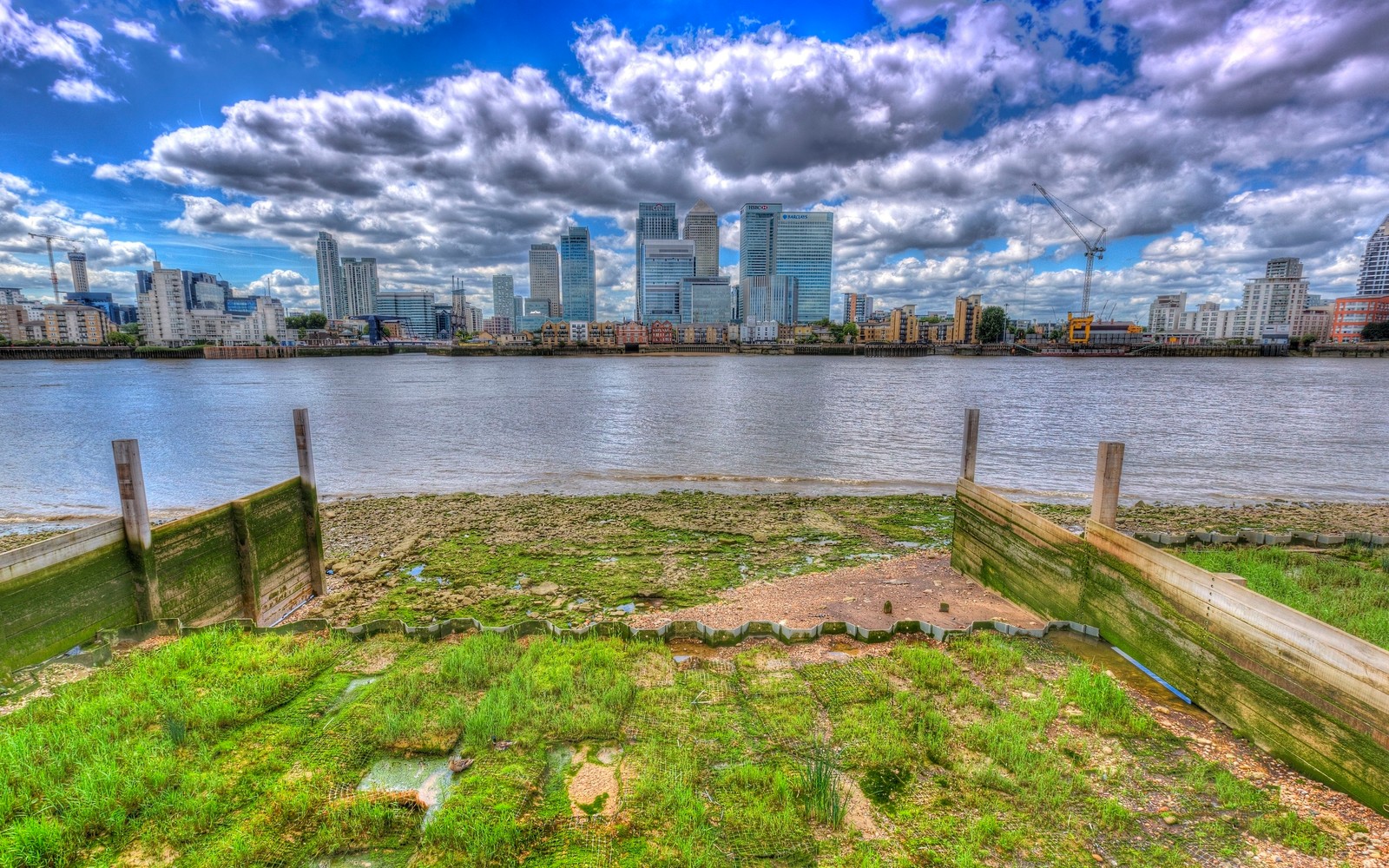 Una vista panorámica del horizonte de una ciudad con un cuerpo de agua (dublín, dublin, londres, london, día)