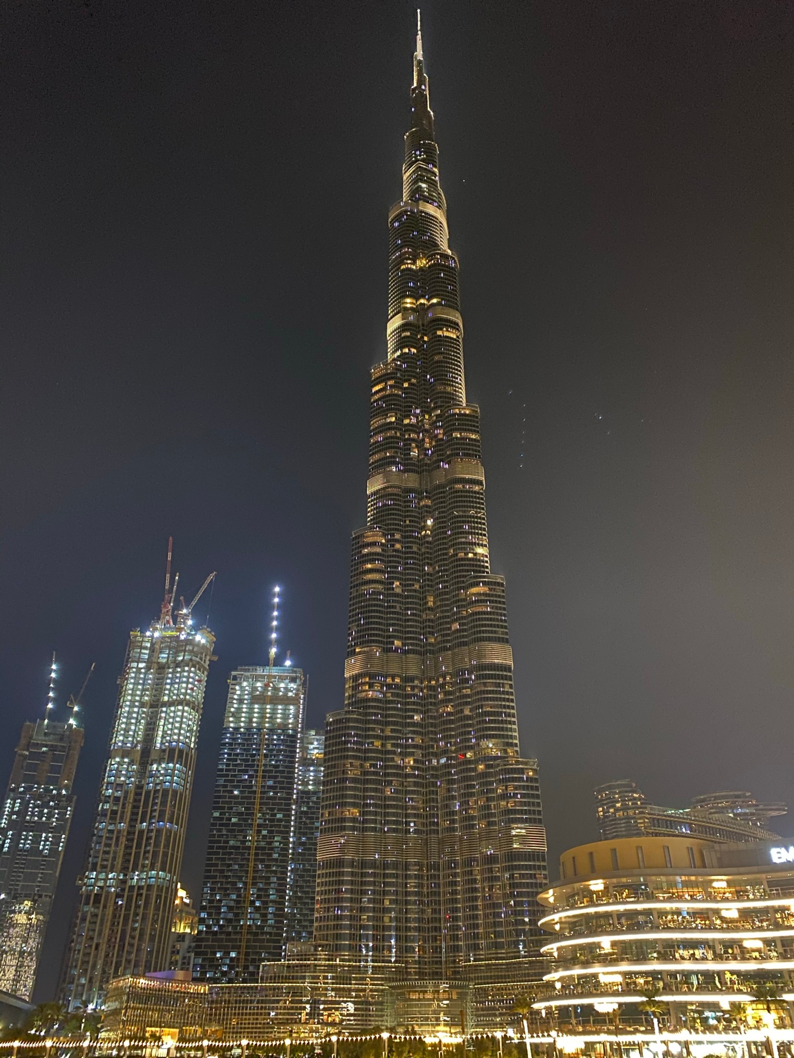 Il y a une représentation d'un grand bâtiment avec une tour d'horloge au milieu. (dubaï, dubai, burj khalifa, gratte ciel, immeuble tour)