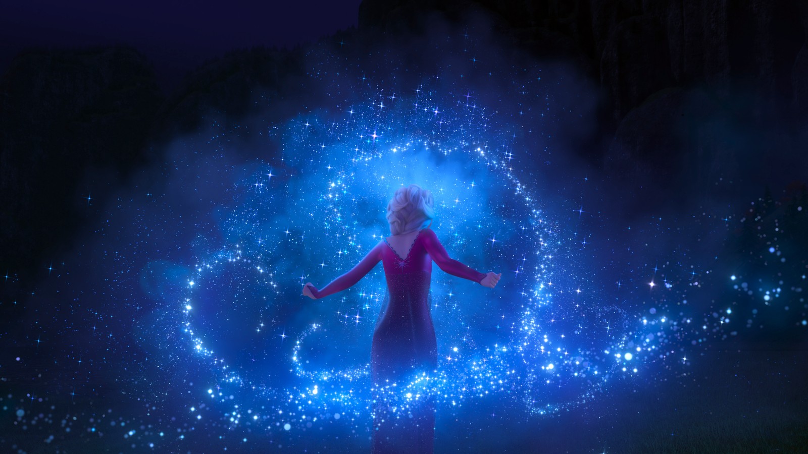 Una mujer con un vestido rosa de pie en una luz azul (frozen 2, película, 2019, elsa)