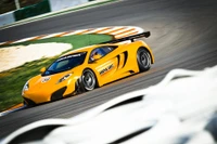 McLaren F1 GTR en acción dinámica en una pista de carreras, mostrando su vibrante color amarillo y diseño aerodinámico.